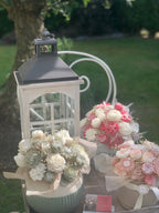 De délicats bouquets de fleurs à la décoration des tables de mariage...