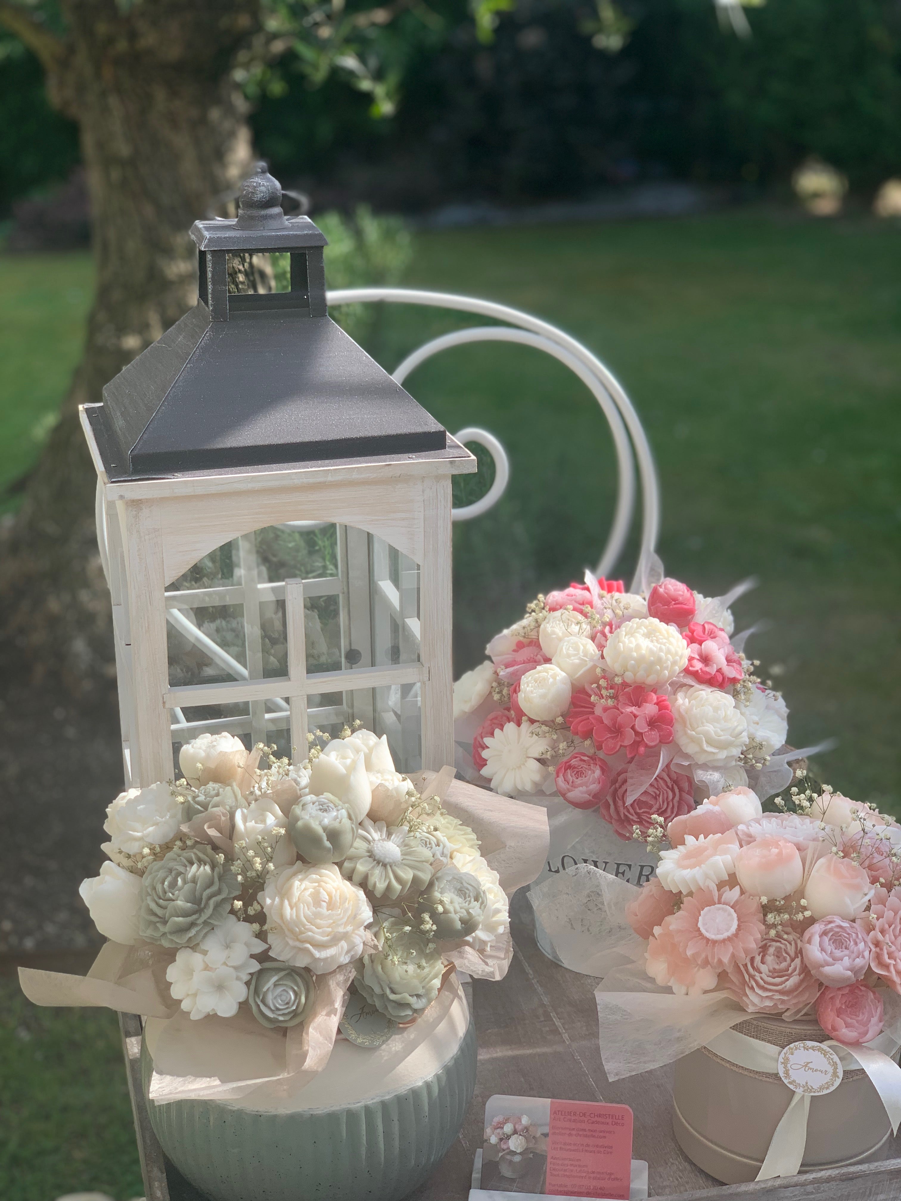De délicats bouquets de fleurs à la décoration des tables de mariage...