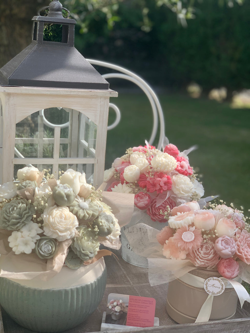 De délicats bouquets de fleurs à la décoration des tables de mariage...