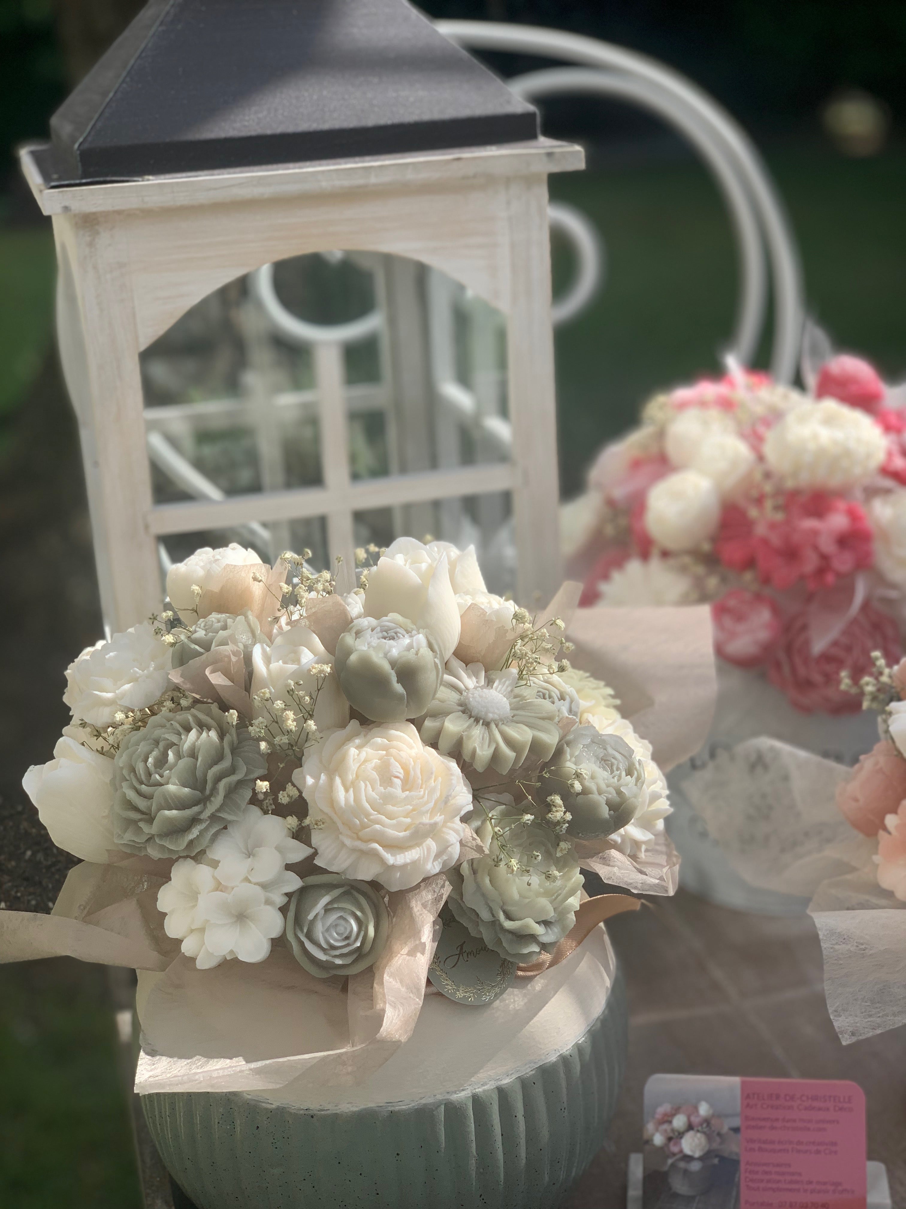 De délicats bouquets de fleurs à la décoration des tables de mariage...