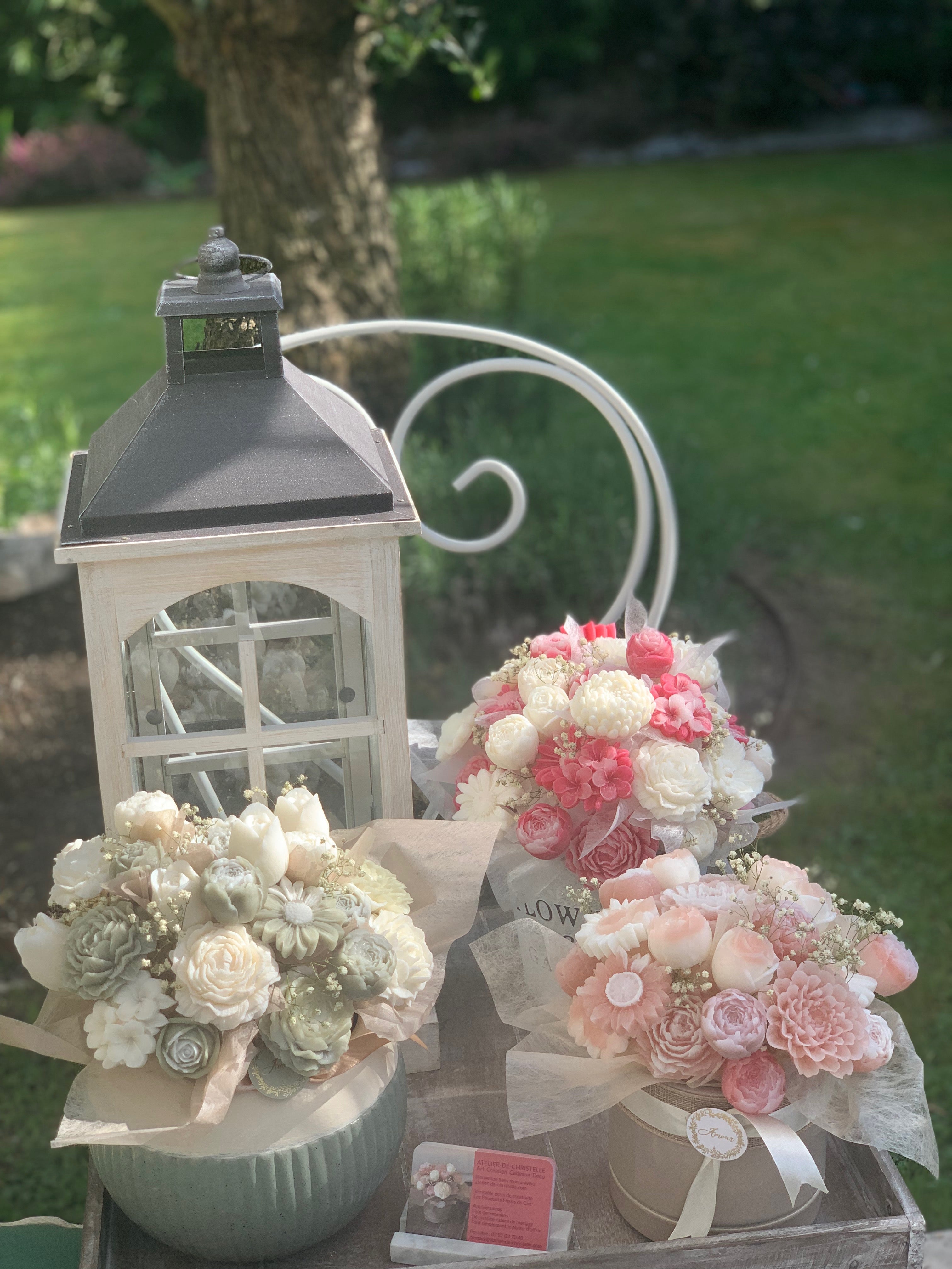 De délicats bouquets de fleurs à la décoration des tables de mariage...