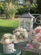De délicats bouquets de fleurs à la décoration des tables de mariage...