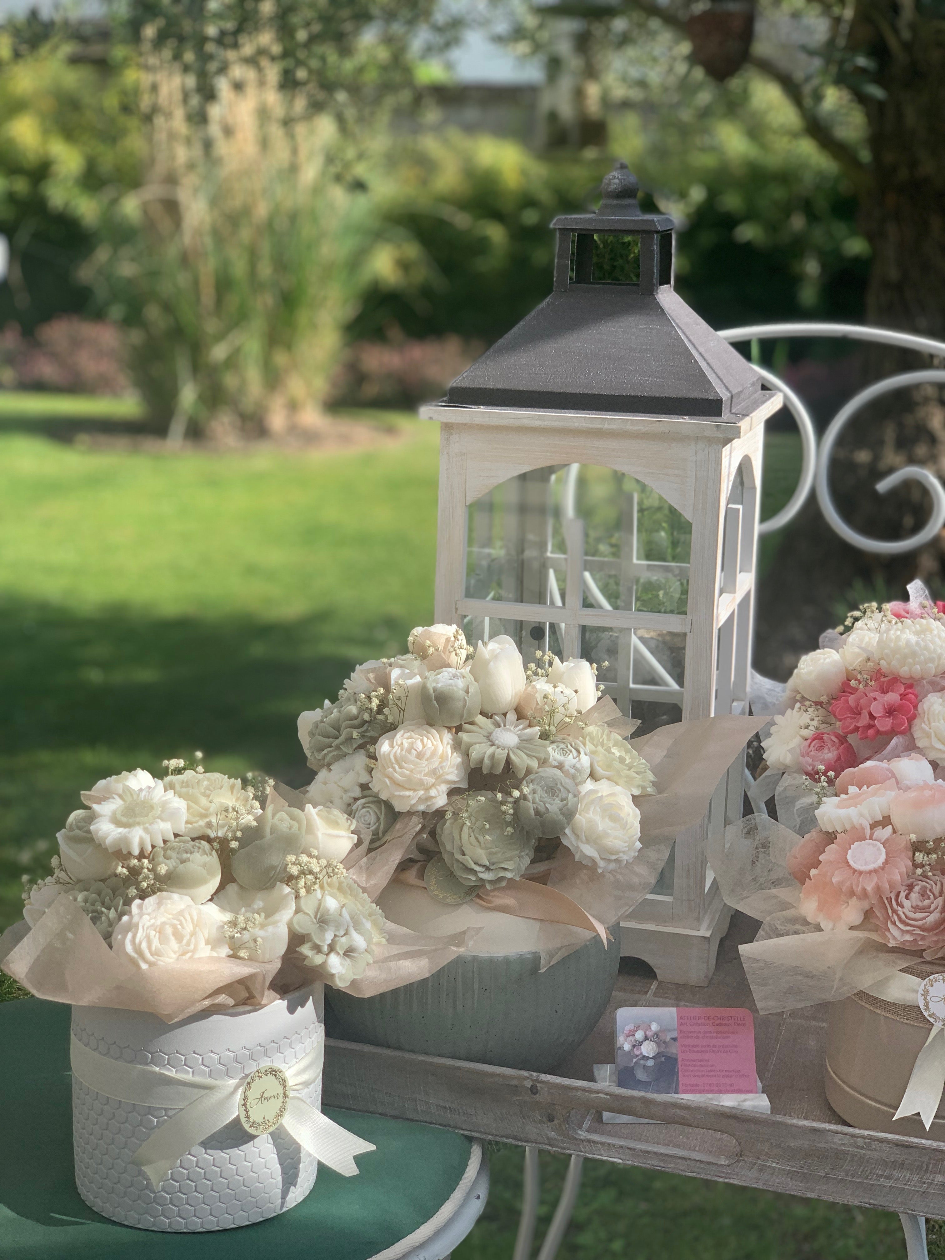 De délicats bouquets de fleurs à la décoration des tables de mariage...