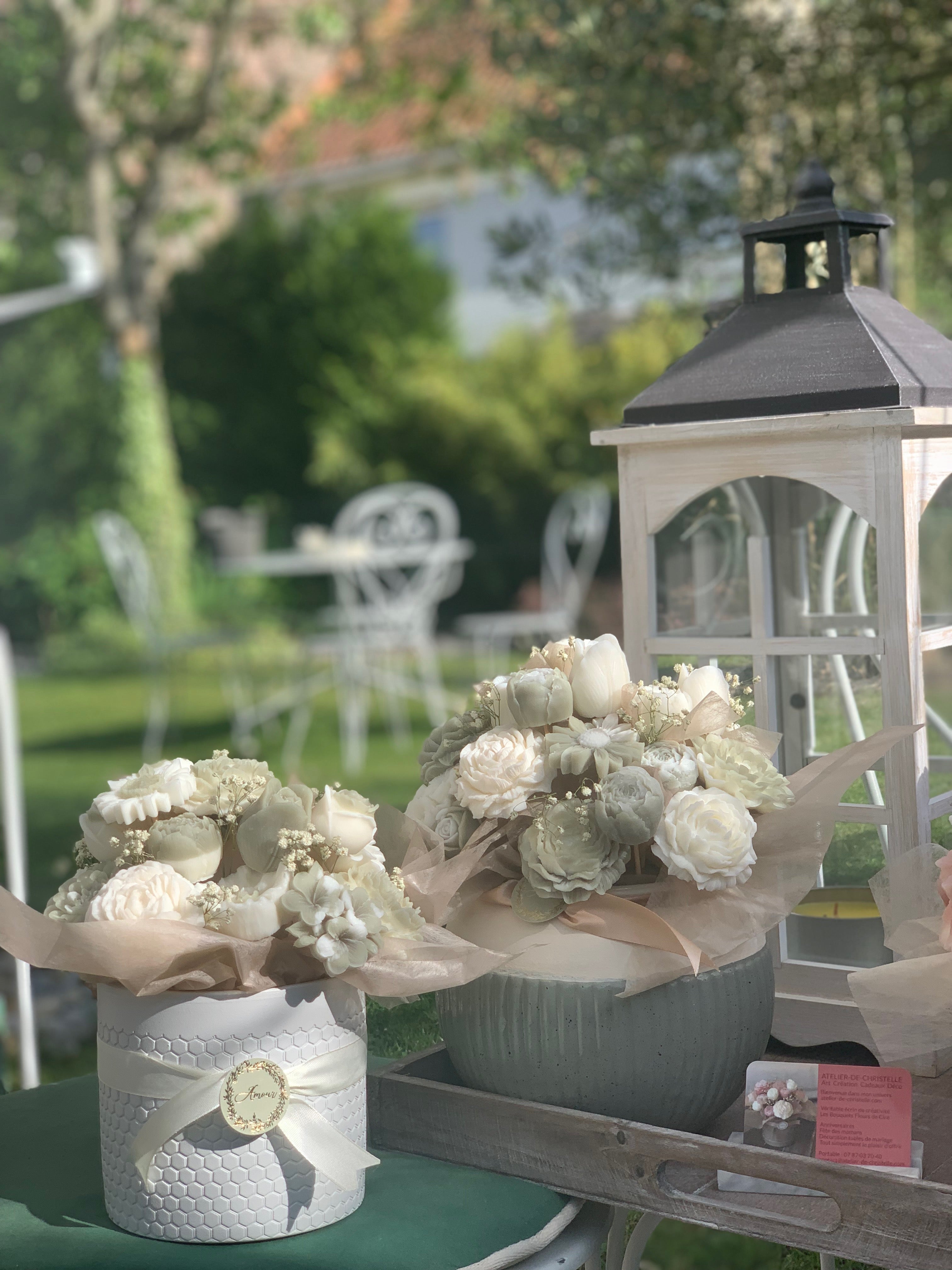 De délicats bouquets de fleurs à la décoration des tables de mariage...