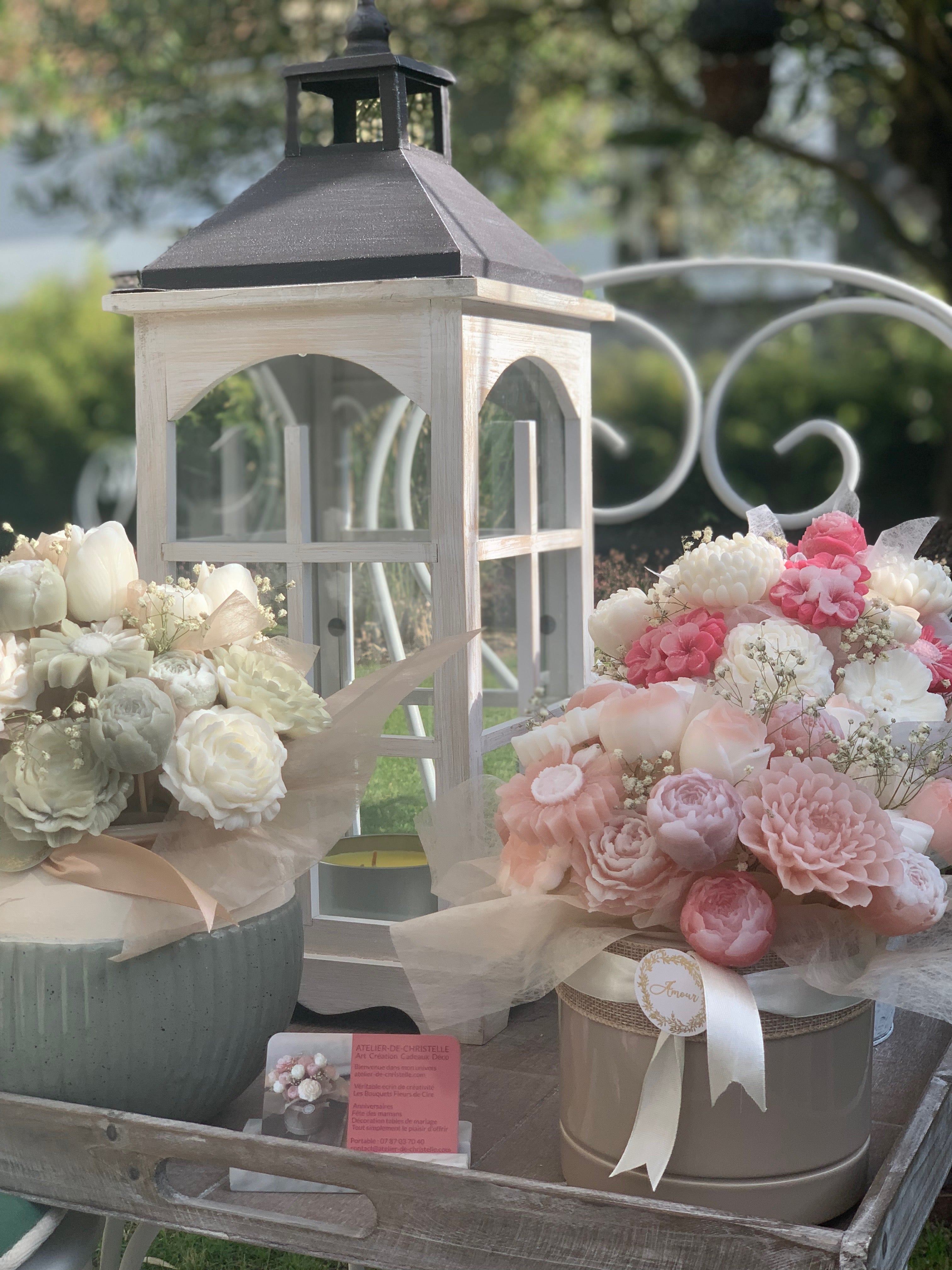 De délicats bouquets de fleurs à la décoration des tables de mariage...