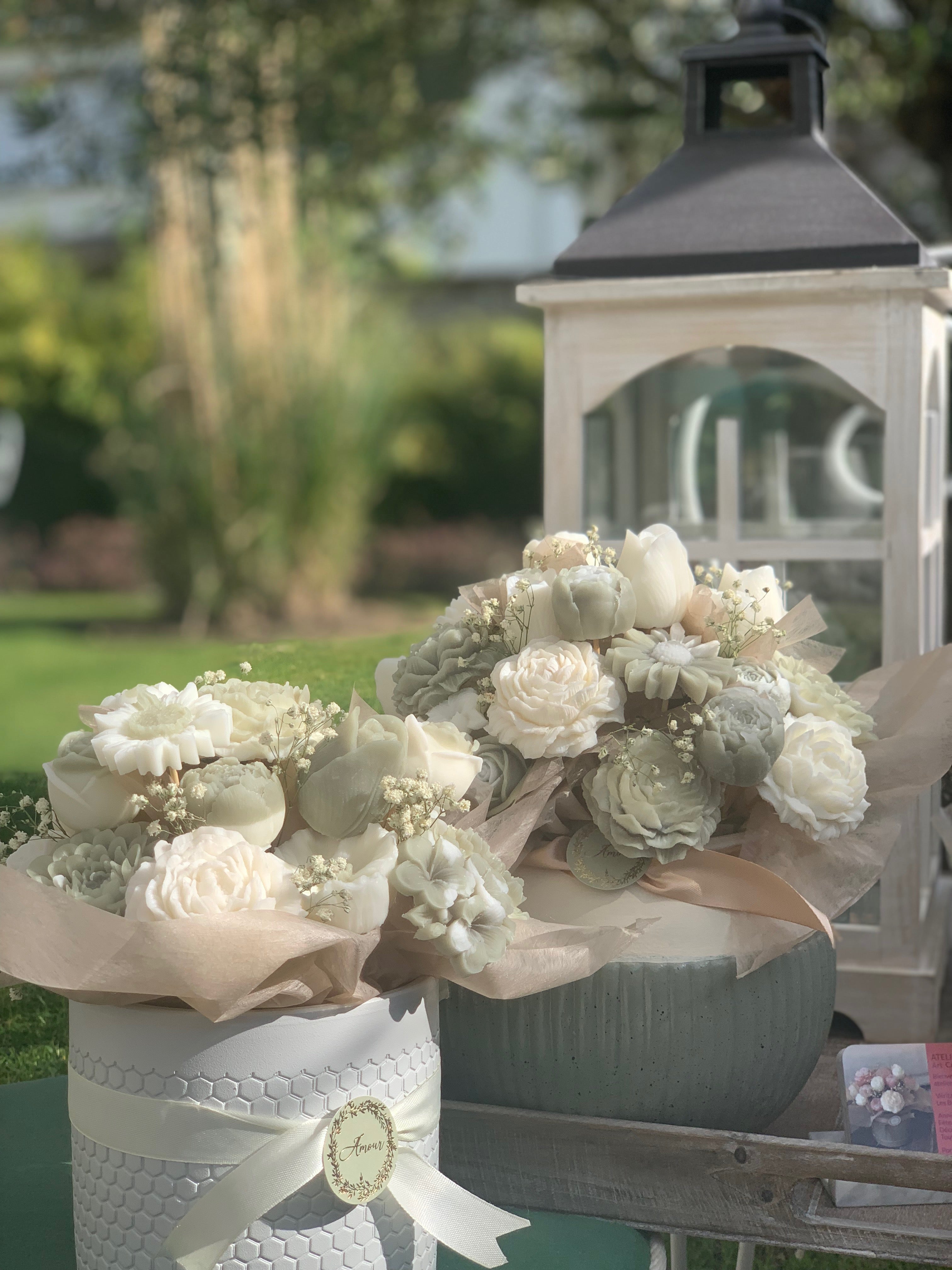 De délicats bouquets de fleurs à la décoration des tables de mariage...