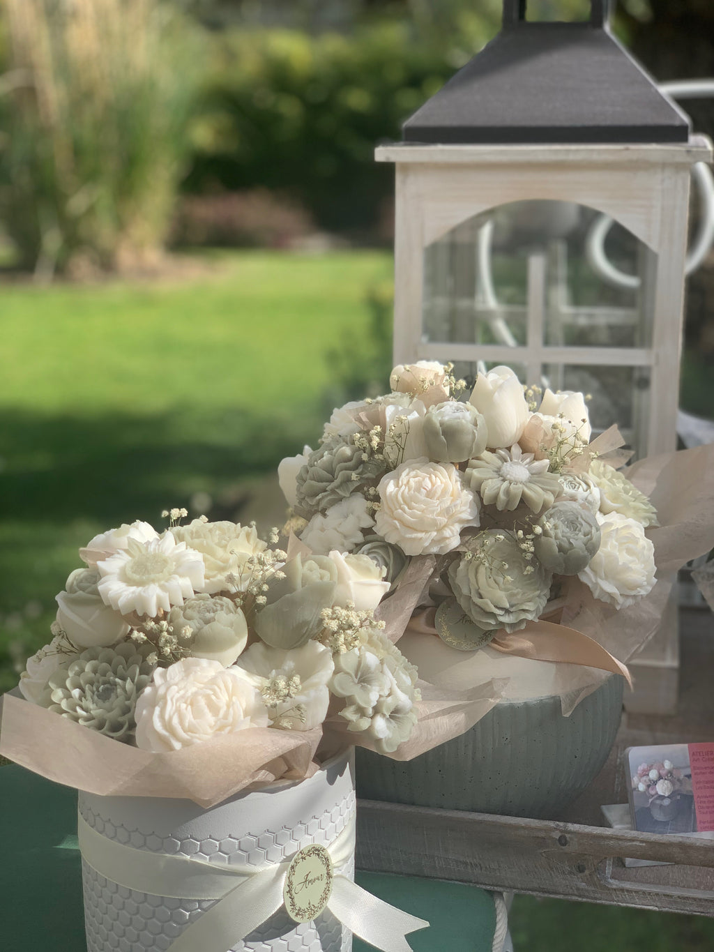 De délicats bouquets de fleurs à la décoration des tables de mariage...
