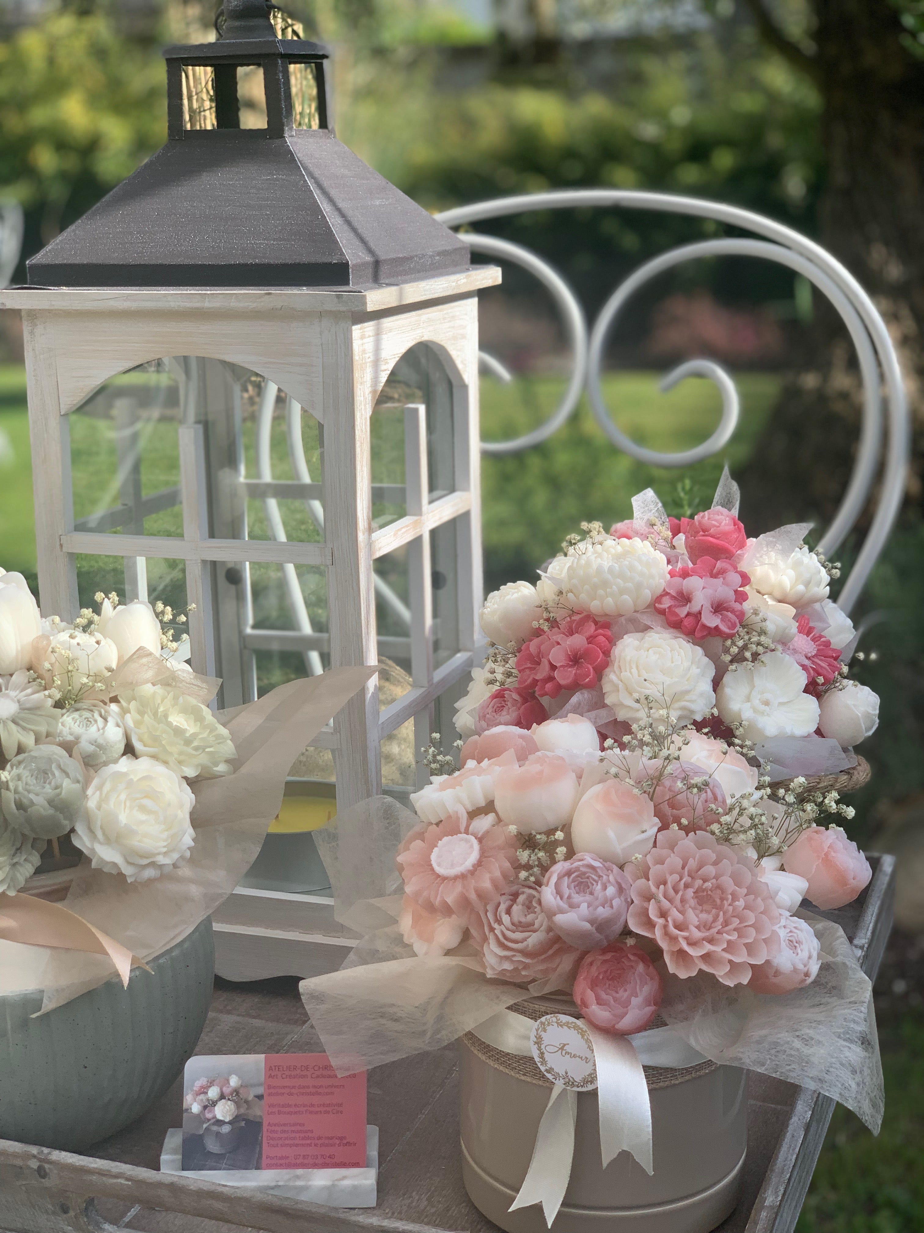 De délicats bouquets de fleurs à la décoration des tables de mariage...